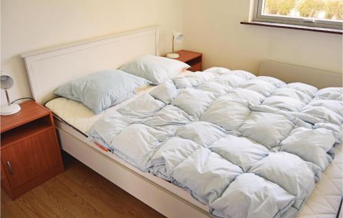 Skattebølleにある2 Bedroom Awesome Home In Tranekrの大型ベッド(白いシーツ、枕付)