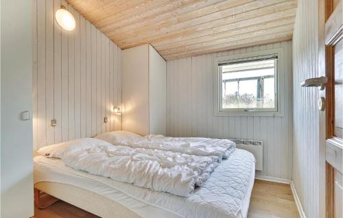 ブラーバンドにあるBeautiful Home In Blvand With 4 Bedrooms, Wifi And Indoor Swimming Poolのベッドルーム(大きな白いベッド1台、窓付)