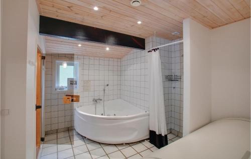 Vester SømarkenにあるAwesome Home In Nex With Wifiのバスルーム(バスタブ付)が備わります。