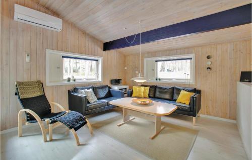 ein Wohnzimmer mit Sofa und Tisch in der Unterkunft Four-Bedroom Holiday Home In Nexo in Vester Sømarken