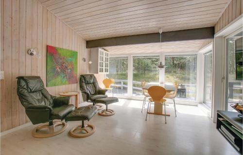 ein Wohnzimmer mit zwei Stühlen und einem Tisch in der Unterkunft Four-Bedroom Holiday Home In Nexo in Vester Sømarken