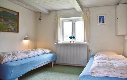 Nørre Lyngvigにある2 Bedroom Beautiful Home In Hvide Sandeの窓付きの部屋 ベッド2台