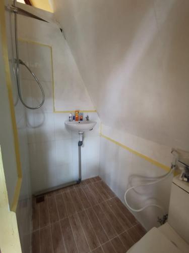 Un baño de Saho Coffee & Rooms