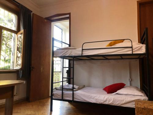 Bunk bed o mga bunk bed sa kuwarto sa Vac Hostel