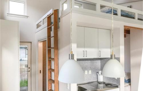 2 luces colgantes blancas en una cocina con cama elevada en Cozy Apartment In Lgumkloster With Outdoor Swimming Pool, en Løgumkloster