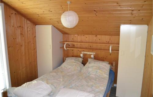 HalsにあるStunning Home In Hals With 4 Bedroomsの木製の天井の客室のベッド1台分です。