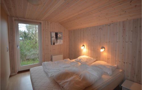 เตียงในห้องที่ 4 Bedroom Beautiful Home In Vggerlse