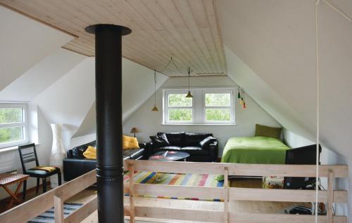 ロモ・キルケビーにあるStunning Home In Rm With 4 Bedrooms, Sauna And Wifiのリビングルーム(ソファ、ベッド付)