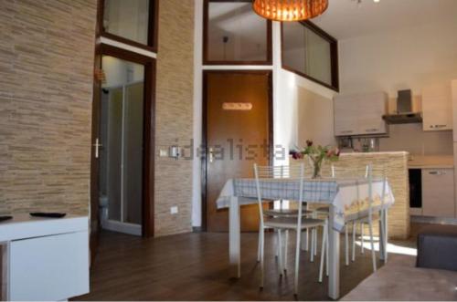 een keuken en eetkamer met een tafel en stoelen bij Elegance apartment Taormina in Letojanni
