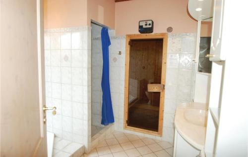 ein Bad mit einem WC und einem blauen Band in der Unterkunft 3 Bedroom Gorgeous Home In Malling in Ajstrup