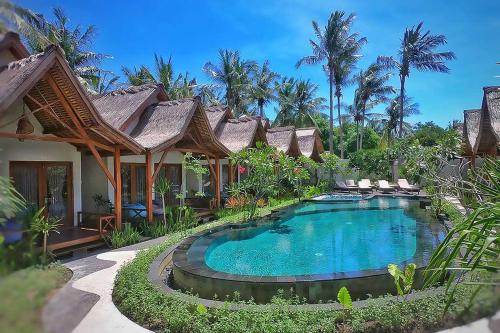 une villa avec une piscine dans un complexe dans l'établissement Gili One Resort, à Gili Trawangan