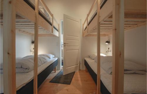 2 literas en una habitación con pasillo en Beautiful Home In Haderslev With Wifi, en Store Anslet