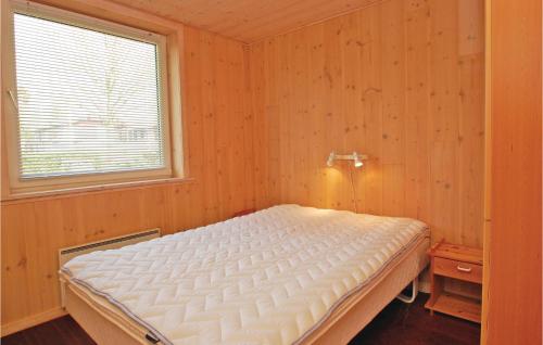 HejlsにあるMindegrdenの窓付きの部屋にベッド付きのベッドルーム1室があります。