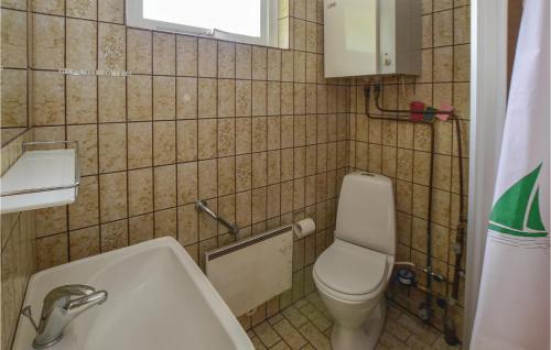La petite salle de bains est pourvue de toilettes et d'un lavabo. dans l'établissement 3 Bedroom Nice Home In Egernsund, à Egernsund