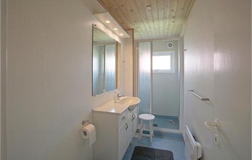 HasleにあるStranlyjkjanのバスルーム(洗面台、トイレ、鏡付)