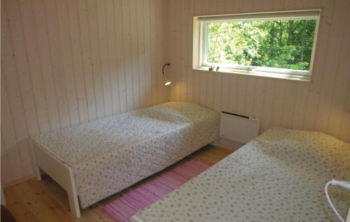 Habitación con 2 camas y ventana en Stunning Home In Rnne With Kitchen, en Rønne
