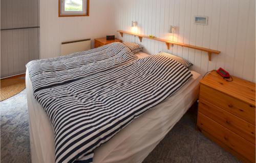 1 cama grande con manta a rayas en blanco y negro en Cozy Home In Krus With House Sea View, en Kruså