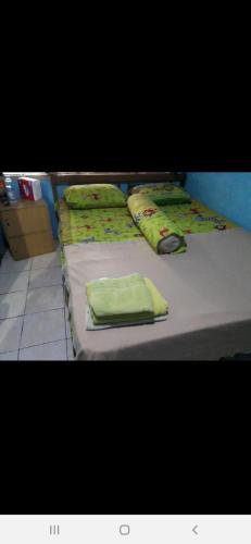 Una cama o camas en una habitación de Petite Amies