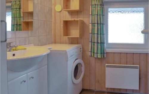 een badkamer met een wasmachine en een wastafel bij Amazing Home In Oksbl With Wifi in Oksbøl