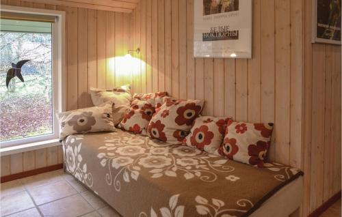 een slaapkamer met een bed met kussens en een raam bij Amazing Home In Oksbl With Wifi in Oksbøl