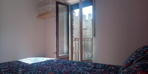 トレドにあるAPARTAMENTOS,Puerta de Bisagra-PARKING GRATISのベッドルーム1室(ベッド1台、開閉可能な窓付)