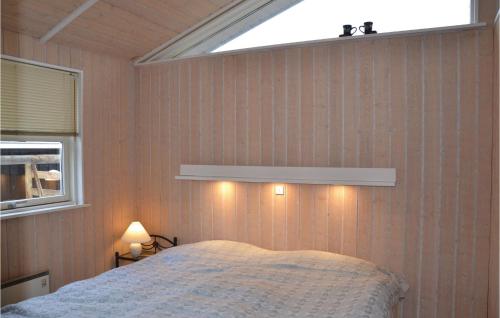 ジルレジェにあるAmazing Home In Gilleleje With 4 Bedrooms, Sauna And Wifiのベッドルーム1室(天窓、ベッド1台付)