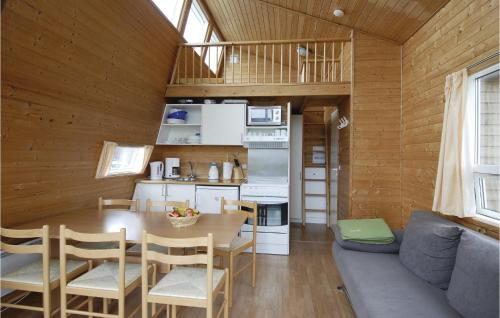 ヴィデ・サンデにあるAmazing Home In Hvide Sande With 1 Bedrooms, Wifi And Indoor Swimming Poolのキッチン、リビングルーム(テーブル、椅子付)