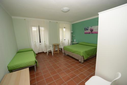 a bedroom with two beds and a table and chairs at Casetta Margret in Boiano