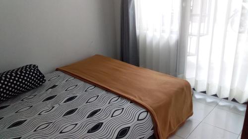 バトゥにあるCitra Homestayの窓のある部屋に置かれたベッド