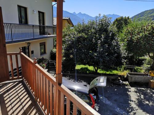 dom z samochodem zaparkowanym na dziedzińcu w obiekcie Aosta Mountain House- Casa La Chapelle w Aoście