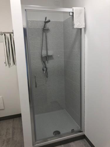 La salle de bains est pourvue d'une douche avec une porte en verre. dans l'établissement Attico Lady D, à Paola