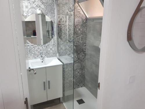 łazienka z umywalką i lustrem w obiekcie New apartamento Jupiter w mieście Benalmádena