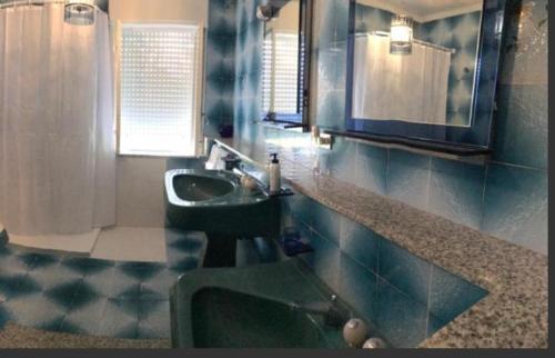 y baño con lavabo y espejo. en Casa del Corso Ribera, en Ribera