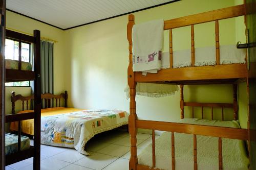 a bedroom with two bunk beds in a room at Resid.l Canto do Encanto in Garopaba