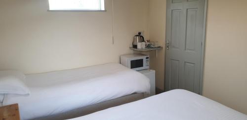 A bed or beds in a room at Beoley Lodge 