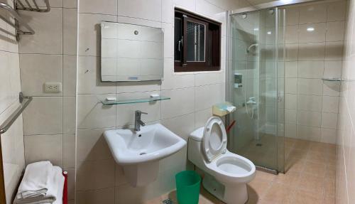 馬公市的住宿－美夢居民宿，一间带水槽、卫生间和淋浴的浴室