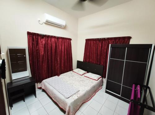 Кровать или кровати в номере Homestay selinsing
