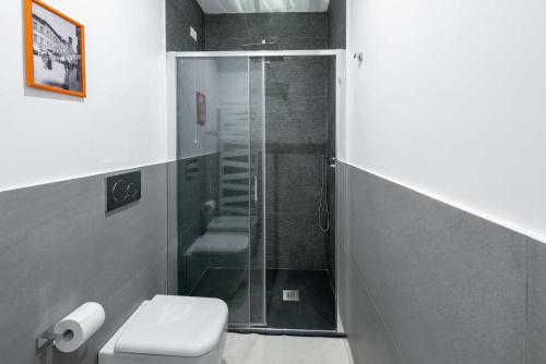 een badkamer met een glazen douche en een toilet bij Pasticcio Guest House in Perugia
