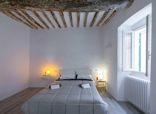 Un pat sau paturi într-o cameră la Pasticcio Guest House