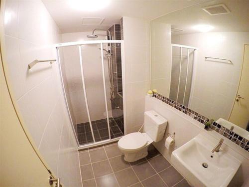 チェンマイにあるD'vieng Santithum Condo by Pingのトイレ、シャワー、洗面台を備えたバスルーム