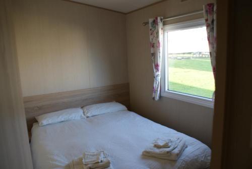Кровать или кровати в номере Caravan Hire Crimdon Dene Holiday Park