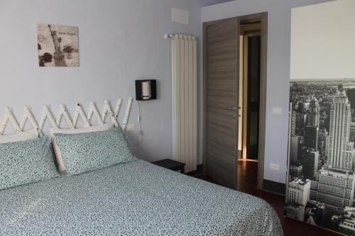 1 dormitorio con 1 cama y una foto de la ciudad en La Giara, en Finale Ligure