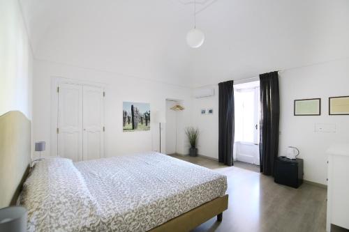 ポジターノにあるCasa Maria Graziaの白いベッドルーム(ベッド1台、窓付)