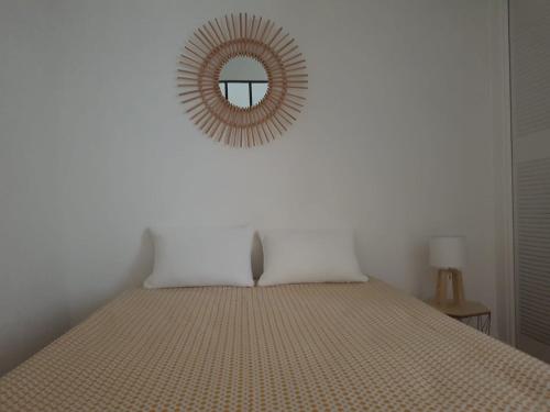 - une chambre avec un lit et un miroir mural dans l'établissement Appartement de charme plein centre, à Fontainebleau