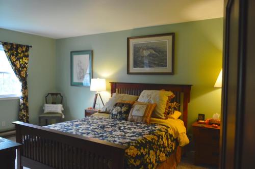 מיטה או מיטות בחדר ב-Yellow Door Bed and Breakfast