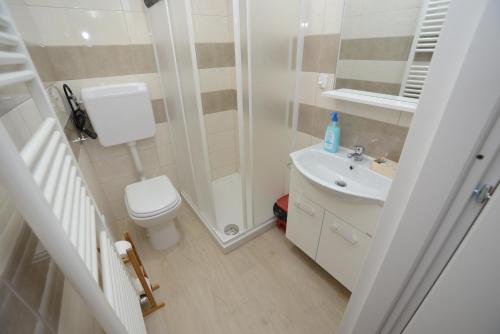 a small bathroom with a toilet and a sink at Casetta Margret in Boiano