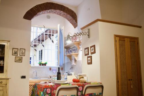 uma cozinha com uma mesa, um lavatório e uma janela em Il Loft di Cinzia&Andrea Family home in HeartOfArt em Florença