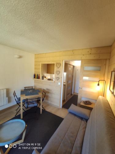 un salon avec un canapé et une table dans l'établissement LES CHATAIGNIERS GRIS, à Isola 2000