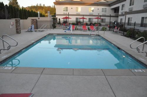 uma piscina com água azul em frente a um edifício em Holiday Inn Express & Suites Jackson, an IHG Hotel em Jackson