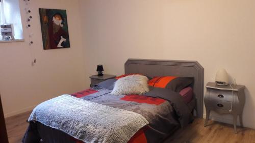 Un dormitorio con una cama con un perro. en Meublé de charme proche du centre ville, en Niederbronn-les-Bains